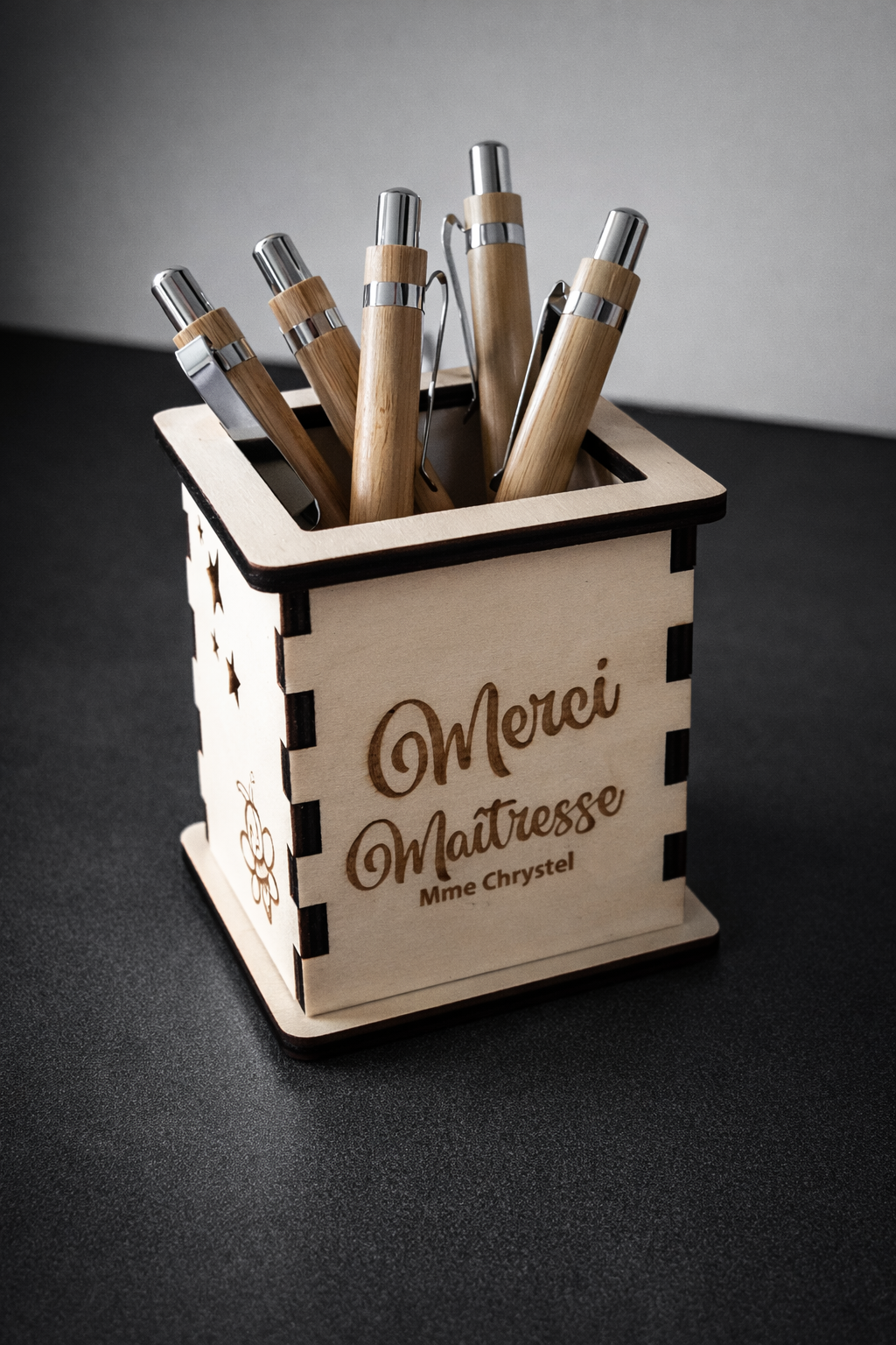 Pot à crayons personnalisé en bois – Cadeau Maîtresse